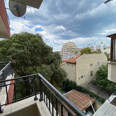 Vermietung einer geräumigen 3-Zimmer-Wohnung, Zentrum von Varna, Bulgarien